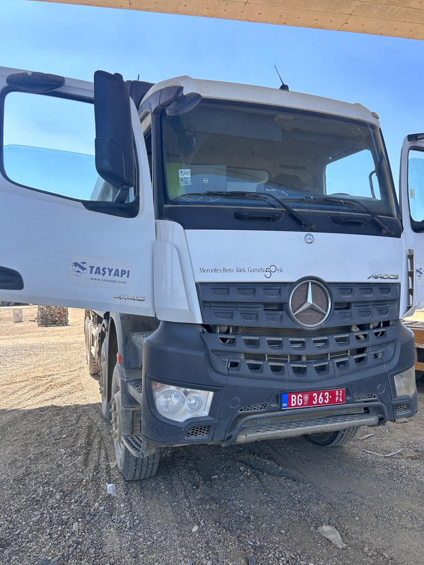 Kamion kiper Mercedes-Benz Arocs kompanije Taşyapı sa ugrađenim CFSS-om