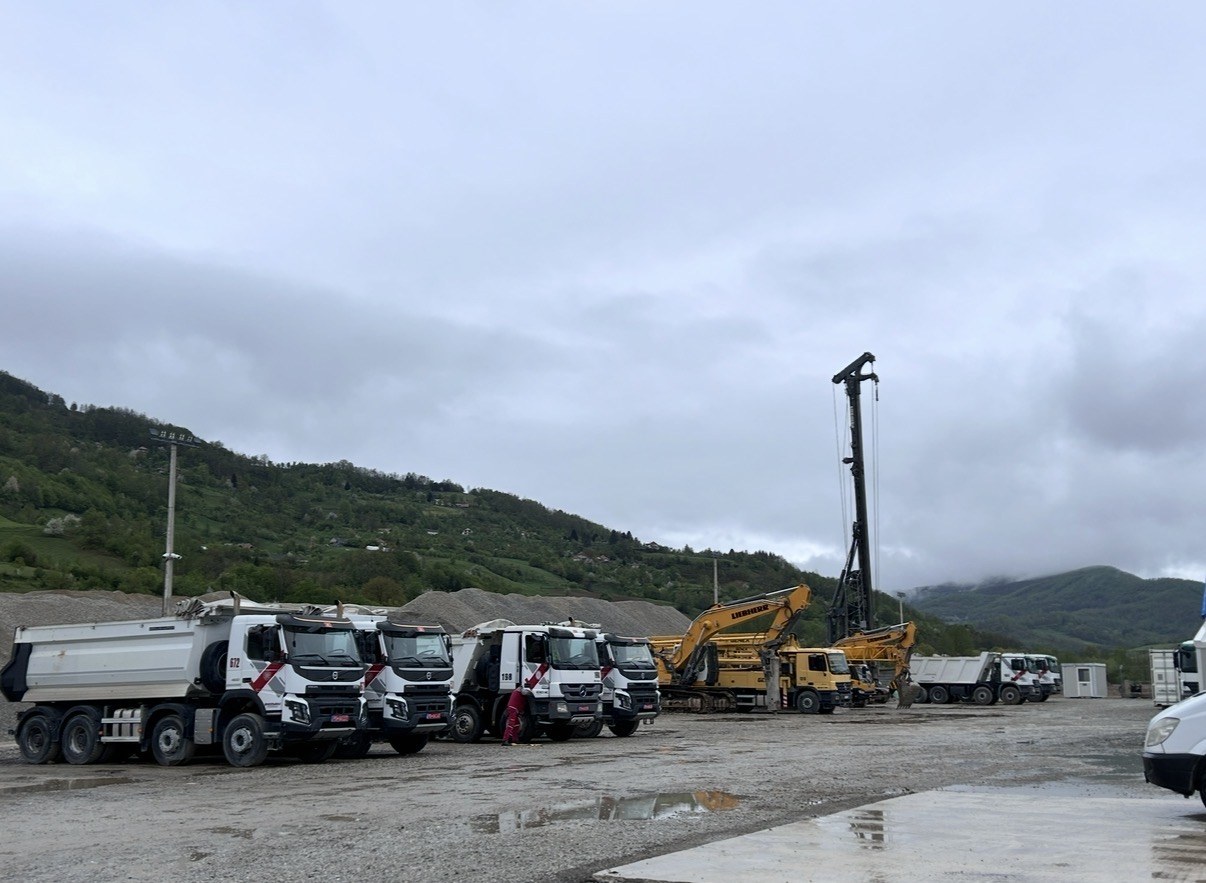 Građevinska mehanizacija i kamioni kompanije Bemax sa CFSS sistemom za uštedu goriva